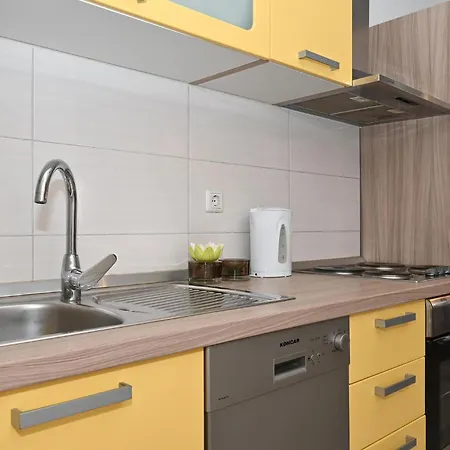 Awesome In Okrug Gornji With Wifi Διαμέρισμα
