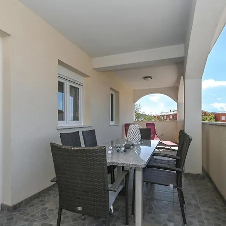 Awesome In Okrug Gornji With Wifi Τρογκίρ