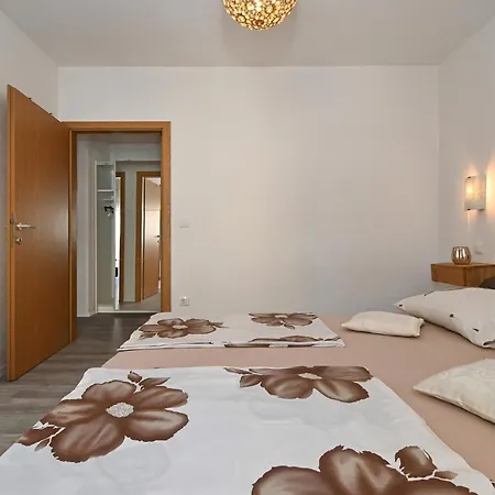 Apartman Awesome In Okrug Gornji With Wifi *